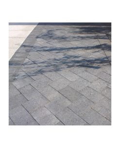 Scala är en sten med helt plan yta och ofasade kanter. Finns i många olika mått och modeller. Passar både i hemma miljö och på offentliga platser.