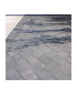 Scala är en sten med helt plan yta och ofasade kanter. Finns i många olika mått och modeller. Passar både i hemma miljö och på offentliga platser.