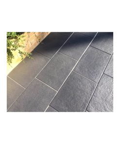 Tålig platta med struktur på som passar perfekt till uteplatsen. Skön att gå barfota på. Plattan har en fabriksimpregnering som gör ytan lätt att hålla rent.