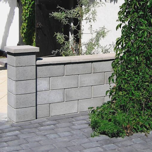 Inspiration till hur just du kan bygga din mur med stenen Iglo. Fyll med dränerat grus eller armering + betong. Med not-fjäder funktion för extra bra låsning av muren.