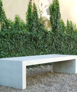 Minimalistisk sittmöbel som gör det där lilla extra i din trädgård, eller uteplats. Finns i färgerna Naturgrå och Antracit.