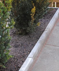 Exempel på hur du kan använda ditt kantstöd i betong som kantsten. Måttet ör 250x500x50mm och de väger 15kg/st.