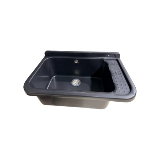 Utslagsback i tålig plast, med tillhörande monteringssats. Passar perfekt i garaget alt stallet.